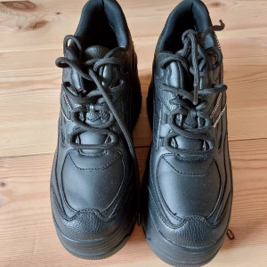 Platåsneakers  - Snyggaste platåskorna😍. Slutsålda i svart Knappt använda.               Lätta! Supersköna!  Passar mig perfekt som har 39 , ibland kan jag ha 40 så dvs ej små i stl.                    https://www.aboutyou.se/p/bershka/lag-sneaker-20426234