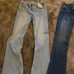 Ljusblåa Zara jeans - Ljusblåa Zara jeans i jätte fint skick, skriv för flera bilder🌟🌟lite slitna där nere 