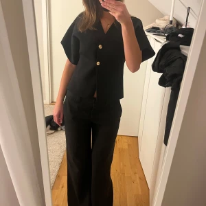 Figursydd topp från Zara  - Snygg topp från Zara som är figursydd och har 2 knappar, som ny!