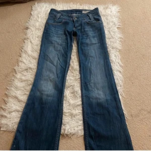 Blå jeans från Lee - Snygga blå jeans från Lee med klassisk femficksdesign och låg midja. Jeansen är  bootcut midjemått rakt över är 34 köpta på plick men tröttnar på dem❤️