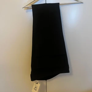 Kostymbyxor från bikbok  - Svarta kostymbyxor från Bikbok, modellen Vera, är lågmidjade  