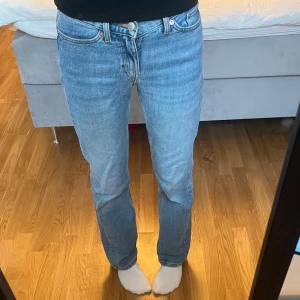 Blå jeans från weekday - Blå jeans i fint skick, passar mig som är 170 lång! Storlek 25/32