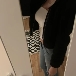 Svart teddyjacka från H&M - Varm teddyjacka från HM använd en säsong men inga defekter!