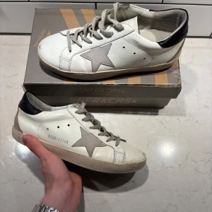 Golden Goose Skor - Säljer dessa riktigt fina Golden Goose skorna, den  optimala vårskon✨. Fantastiskt fint skick 9/10. Självklart äkta! Skorna är i storlek 41, men passar även 42. Nypris på dessa ligger runt 6000kr, säljs för endast 2450kr! Pris kan diskuteras vid snabb affär. MVH