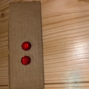 Korvakorut - Ihanat punaiset pallo korvakorut. Desinfioitu ja puhdistettu käytön jälkeen. Kissatalous MMM, lisätietoja saa kysymällä Katsothan myös muut ilmoitukseni Mikäli hinta ei miellytä tarjoa rohkeasti