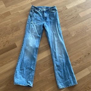 Blå bootcut jeans från &Denim - Säljer mina skit snygga jeans från&Denim 🤩 De har används fåtal gånger och är en liteeeen men rätt så osynlig fläck på byxorna. Nypris är 650kr. 