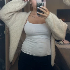 Beige stickad kofta - Mysig beige stickad kofta med lång ärm. Perfekt för kyligare dagar och enkel att matcha med olika outfits.