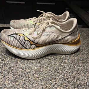 Sauciny Endorphin PRO 3 - kolfiberplatta - EU44 - Säljer mina Saucony Endorphin PRO 3 med kolfiberplatta efter att ha sprungit ca 50 km i dem. Fantastiska löparskor som passar perfekt för tävlingar och snabba intervallpass. Ny pris: 2999 kr