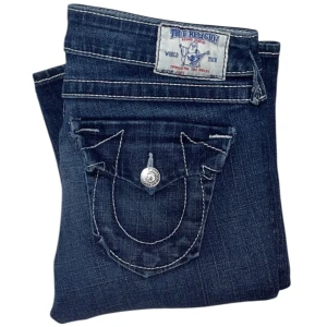 True Religion jeans - Lågmidjade Flared True Religion jeans. W28 [Ytterbenslängd 107cm] [Innerbenslängd 88cm] [Midja 40cm] [Benöppning 27cm]