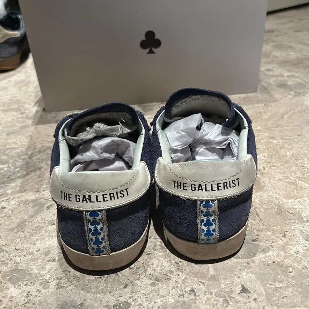 Snygga blå sneakers från The Gallerist med vita detaljer och snörning. Perfekta för en stilren look. Nypris: 2400kr. Box medföljer. Pris kan sänkas vid snabb affär.. Kengät.