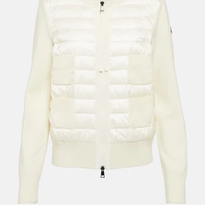 Moncler cardigan  - Säljer min fina mycket få använd moncler cardigan. Jag har äkthetsbevis som jag kan skicka när ni ber om det. Har köpt jackan på vestaire. Jag har S vanligtvis men jackan är i L och sitter perfekt på mig eftersom monclers storlekar är små. Fråga om bilder på jackan som sitter på mig. Som sagt i nyskick och inga tecken på användning. Passar perfekt nu till våren och sommaren!!💕💕
