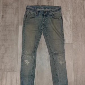 Jeans från Levi's (ripped modell) - Snygga jeans från levis i storlek 26x 32. Kontakta vid intresse