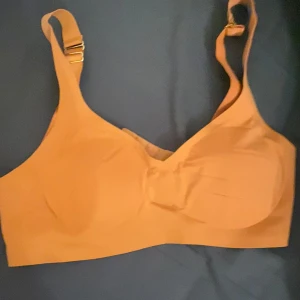 Beige linnetopp från Lindex - Säljer en beige linnetopp från Lindex i storlek XS. Toppen har justerbara axelband och är tillverkad av 85% polyamid och 15% elastan för en bekväm passform. Perfekt för en stilren look.