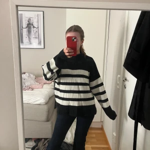 Randig stickad tröja från Gina Tricot Young - Säljer en mysig svart och vit randig stickad tröja från Gina Tricot. Tröjan har långa ärmar och en bekväm passform. Den är både stilren och enkel att matcha med olika outfits. Är som xs i storleken!