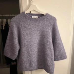 &Other stories  - stickad topp från & other stories i en fin blå färg, säljer för den inte kommer till användning längre 