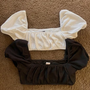 Svart och vit topp - Två toppar i svart och vitt med puffiga kortärmar. Supersöta! De är gjorda av ett mjukt material som ger en bekväm passform🌸