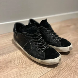 Philipe model skor  - Säljer nu mina riktigt snygga philipe model sneakers i strl 45🔥| Skorna är i bra skick, 7,5/10 men har ändå vissa tecken på användning då de är lagade på två ställen hos en skomakare nyligen, (syns på bild 4 och 5), men inget som man tänker på alls när man har på sig dem och inget som påverkar helheten. | Bara att skriva vid minsta fundering📝| Skickar alltid inom 24 h📦