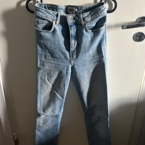 Blå jeans från 157 - Snygga blå jeans från 157 med klassisk femficksdesign. De har en rak passform och är tillverkade i ett slitstarkt denimtyg. Perfekta för en avslappnad stil.