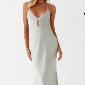 Ljusgrön balklänning  -  ljusgrön balklänning med smala axelband och knytning i ryggen. Oanvänd 