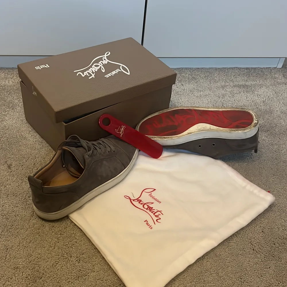 Säljer ett par feta sneakers från Christian Louboutin. Dem är grå och har inga spikar. Dem är i fint skick utom att de är en fläck på tån som jag inte riktigt fått bort men med rätt medel ska det nog inte va några problem. Det är ingen fläck man tänker på vid användning. Fint i övrigt skick allt på bilden fås med. Storlek 45. Pris kan diskuteras. Hör av er vid frågor eller funderingar📩. Kengät.