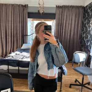 Croppad jeansjacka - Säljer en snygg blå croppad jeansjacka som inte kommer till användning! Inga defekter 💞