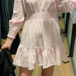 Ljusrosa klänning med volangdetaljer - Jätte söt ljusrosa klänning, perfekt till midsommar men också sommaren.  Klänningen har långa ärmar och volangdetaljer vid fållen. Den är köpt på Zara i Spanien. Den är använd endast 1 gång. Skriv för fler bilder och pris. 