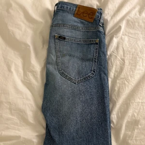 Lee jeans - Jeansen är från märket Lee i modellen ”Darren zip fly” och storlek W29 L32. Då jag råka köpa fel mått. Jeansen är endast använda ett fåtal gånger.