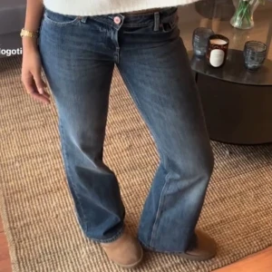 Blå bootcut jeans - Säljer dessa jätte fina jeans från Bershka. De är i den kortare modellen och passar bra om man är runt 160cm. Endast använda ett fåtal gånger, lånade bilder💕(nypris 399kr)