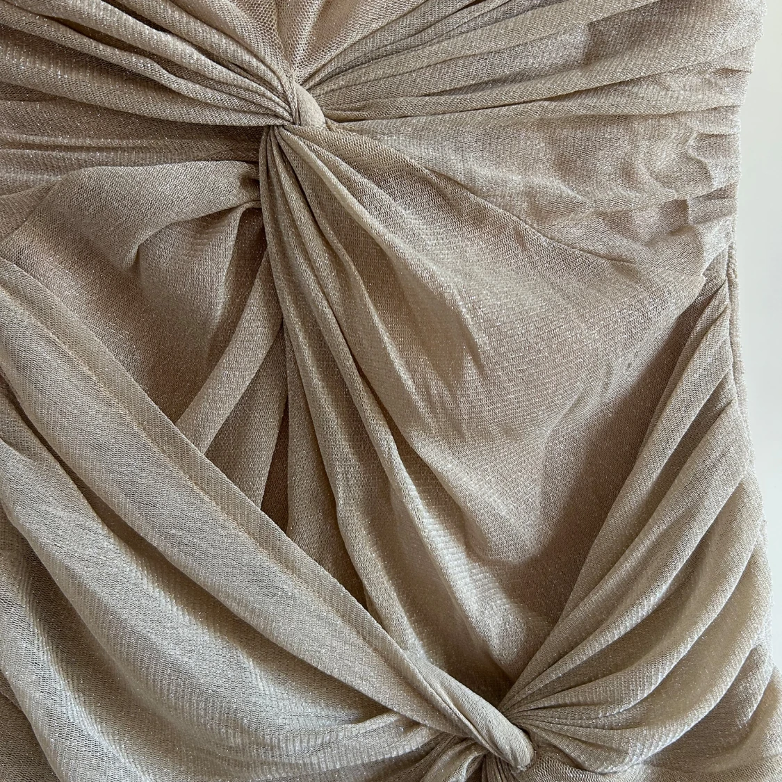 Beige axelbandslös klänning - 2