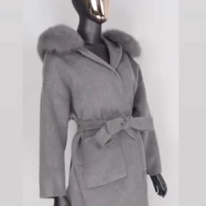 Grå kappa med pälskrage - Elegant grå kappa med en lyxig pälskrage och knytskärp i midjan. Perfekt för kyliga dagar med sin stilrena design och praktiska fickor framtill.