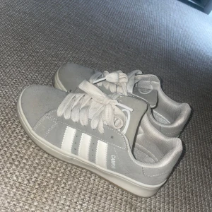 Gråa Adidas Campus sneakers - Säljer ett par snygga gråa Adidas Campus sneakers i mycket bra skick. Perfekt nu inför våren/ sommaren. Helt nya bara använda 1 gång🤍