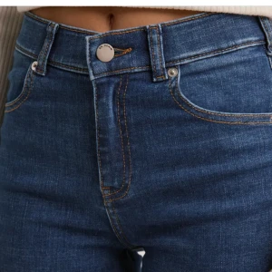 Blå bootcut jeans - Snygga blå bootcut jeans med mid waist  och klassisk femficksdesign. Perfekta för en avslappnad stil med en touch av retro. Passar bra till både sneakers och klackar. (Helt oanvända för att det är tyvärr för långa)