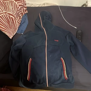  Hugo boss hoddie äkta  st m zipp upp - Ny Hugo boss hoodie fint skick andvänd 4 gånger äkta 