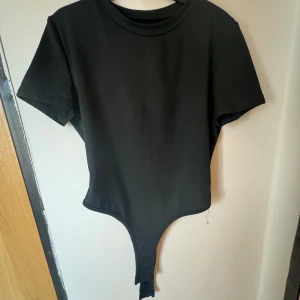 Svart kortärmad bodysuit - Super snygg tight body!! Använd en gång så helt i nyskick💕