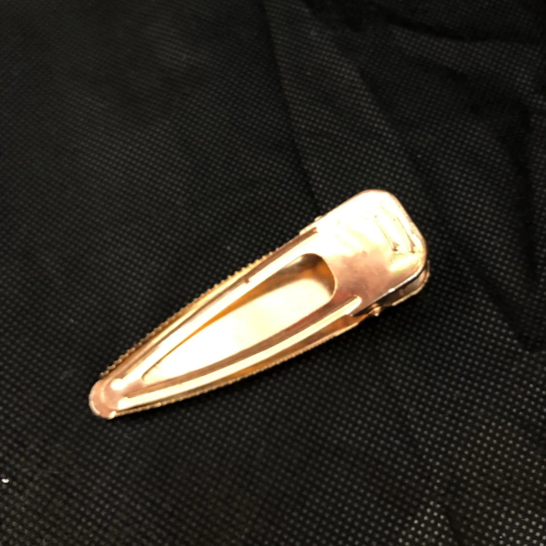 Glittrig hårklämma i guld - 1