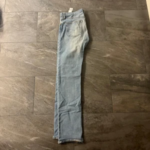 Levi's 501 W30 L34 - Säljer ett par ljusblå jeans från Levi's med klassisk femficksdesign och knappgylf. Jeansen har en straight passform. Nypris ca 1000 men säljer mina för 400.
