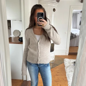 Beige stickad kofta från Zara - Stickad kofta från Zara i storlek S💝💝
