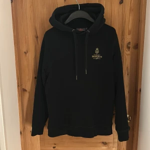  Morris hoodie  - [Morris hoodie] [Storlek, S] [Nypris: 1400kr] Hör gärna av dig vid fler bilder eller annat!😊