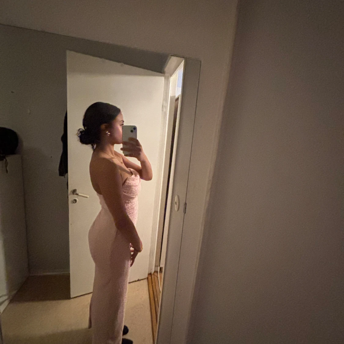 Ljusrosa axelbandslös klänning - 1