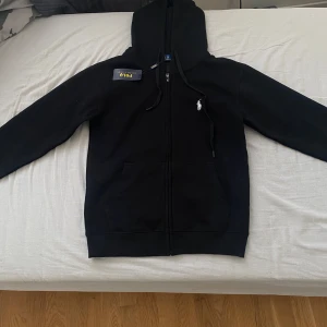 Svart hoodie från Ralph Lauren Strl S - Säljer en polo zip hoodie köpt från zalando köpt för 1499 Storlek S helt ny oanvänd
