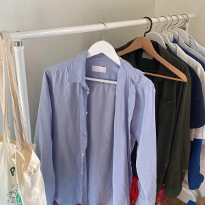 Bruuns Bazaar Skjorta - Riktigt skön bruuns bazaar skjorta, mycket lent och lufftigt material perfekt för sommarväder, väldigt skön passform också. Knappast använd