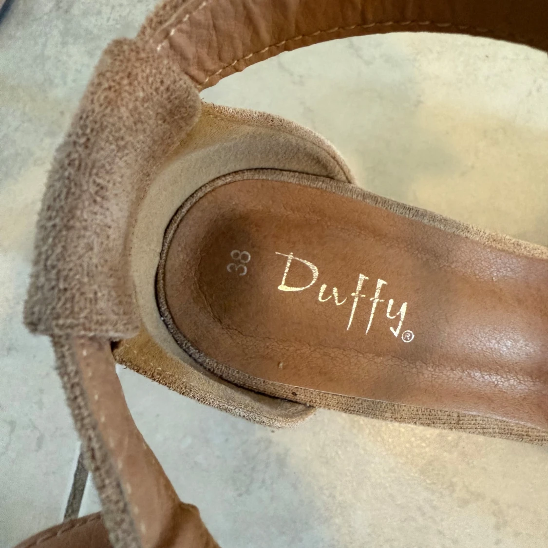 Beige mockasandaler med flätad rem - 2