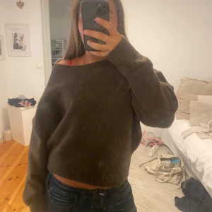 Brun stickad tröja från Zara - Mysig brun stickad tröja från Zara i storlek S. Har jätte skönt material och är jätte mysig på kalla viterdagar👕köpte i julas men har bara andvänd 3 gånger 😥 ordinarie pris 350kr 