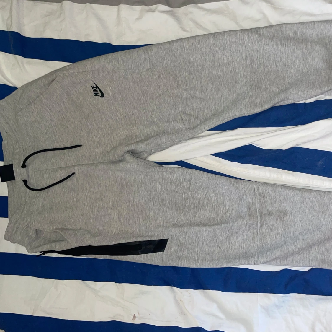 Grå mjukisbyxor från Nike, storlek L - 1