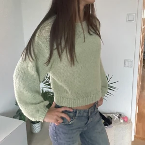 Ljusgrön stickad tröja från Vila - Supermysig ljusgrön stickad tröja från Vila i storlek M. 