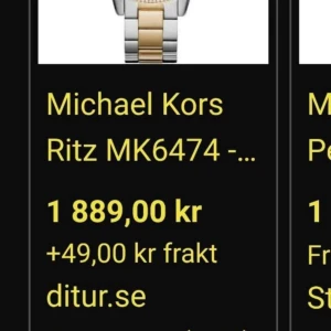 Michael Kors guld och silver klocka - (Nypris 1889 kr) Snygg Michael Kors klocka med rund urtavla i silver och guldton, dekorerad med små stenar runt boetten. Länken är tvåfärgad i silver och guld, och klockan har flera små urtavlor för extra funktioner. Perfekt accessoar för dig som gillar bling och stil.