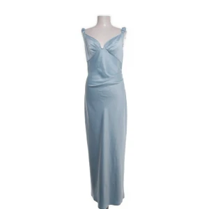 Ljusblå långklänning i satin - Ljusblå långklänning i satin från adoore. Säljer då jag aldrig fått användning av den🦋
