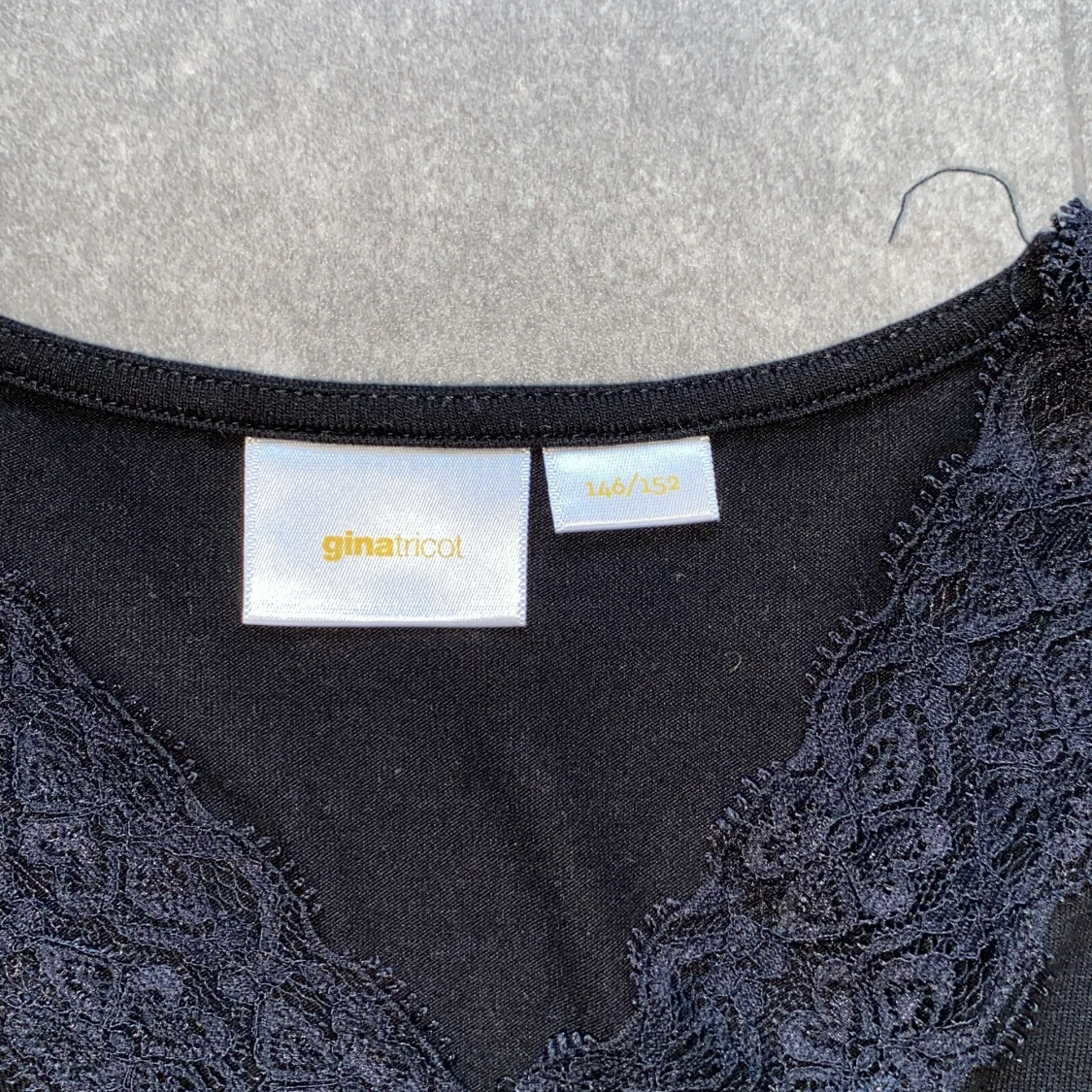 Svart långärmad topp med spets  - 2