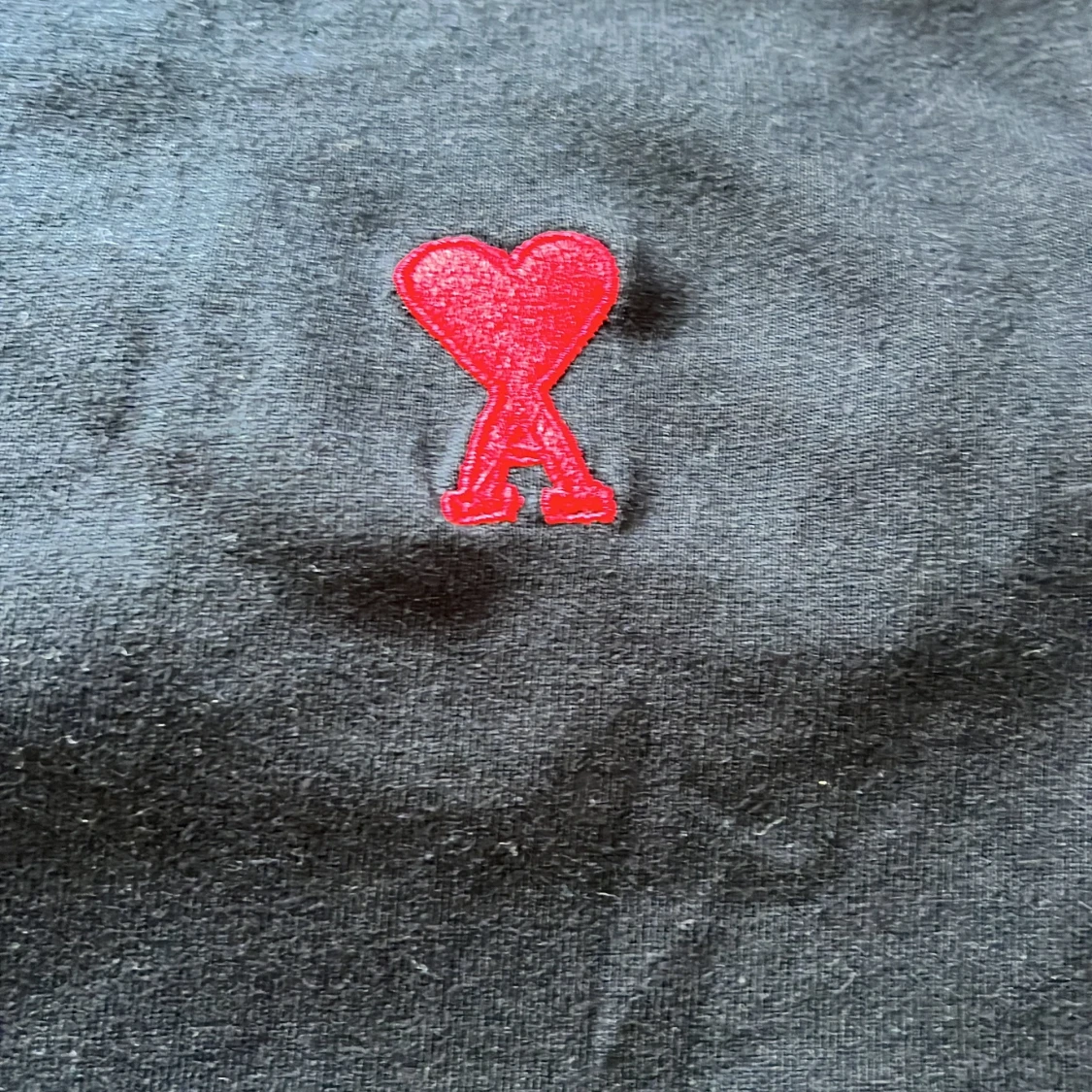 Svart t-shirt från Ami med rött hjärta - 1