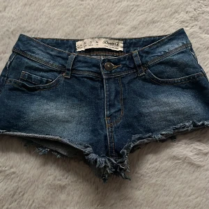 Lågmidjade jeans shorts - Så snygga jeansshorts med låg midja. Midjemått tvärs över: 35 cm. Grenmått: 19,5 cm💕💕